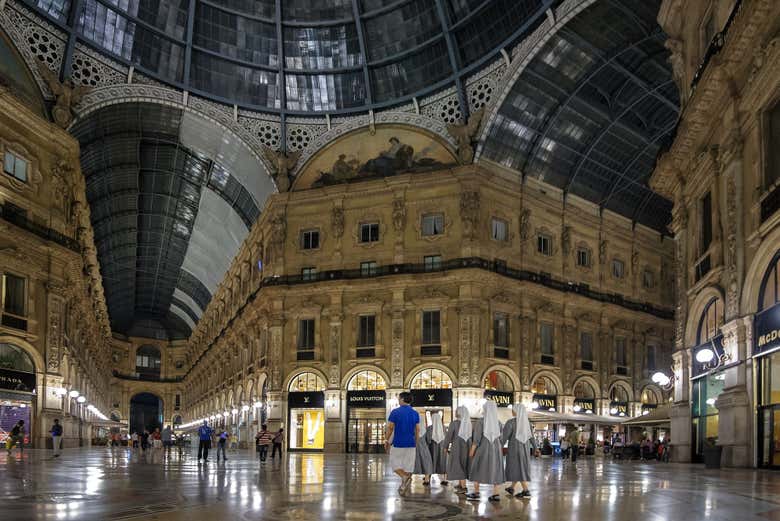 Interior de la Galería Vittorio Emanuele II por la noche
