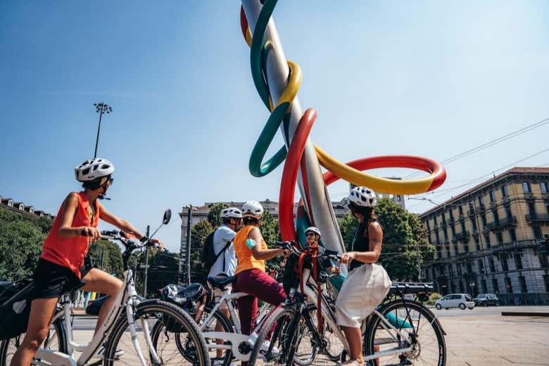 Compartiendo momentos durante el tour en bicicleta por Milán