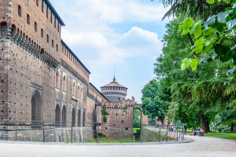 Vista laterale del castello