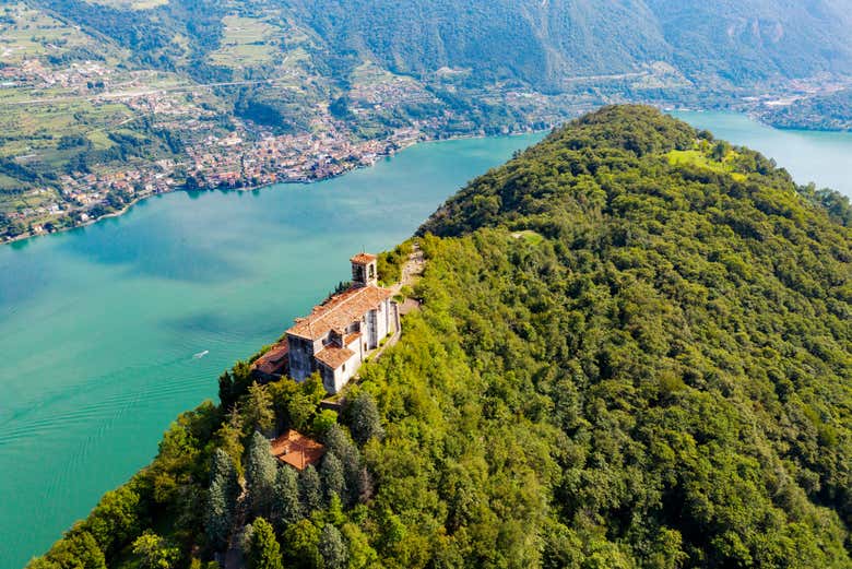 O santuário Madonna della Ceriola no topo de Montisola