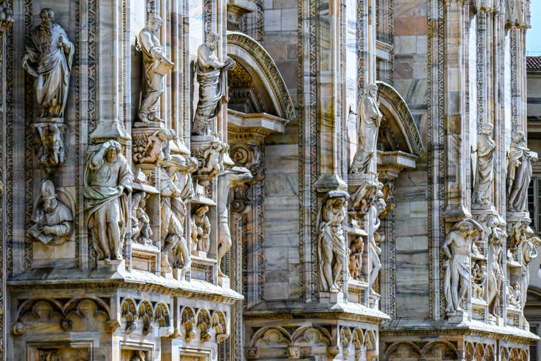 Fachada en mármol rosa