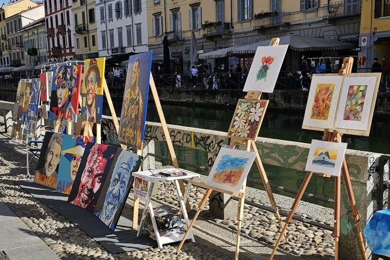 Obras de arte a orillas de un canal