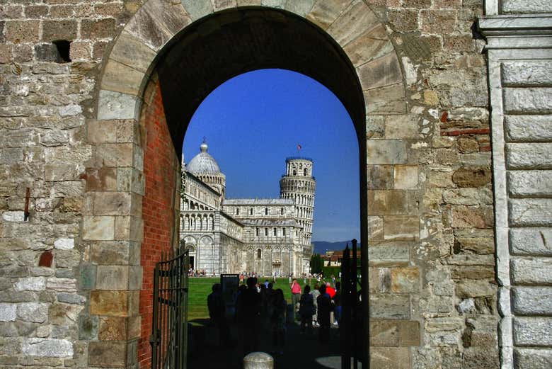 Vista da Piazza dei Miracoli pelo arco