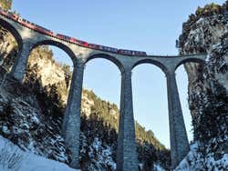 Le Bernina Express parcourant les Alpes Suisses