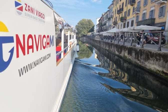 El barco atravesando los canales de Milán