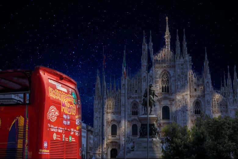 Bus à toit ouvert de nuit