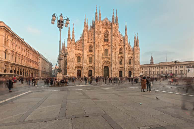 Turistas na Piazza del Duomo de Milão