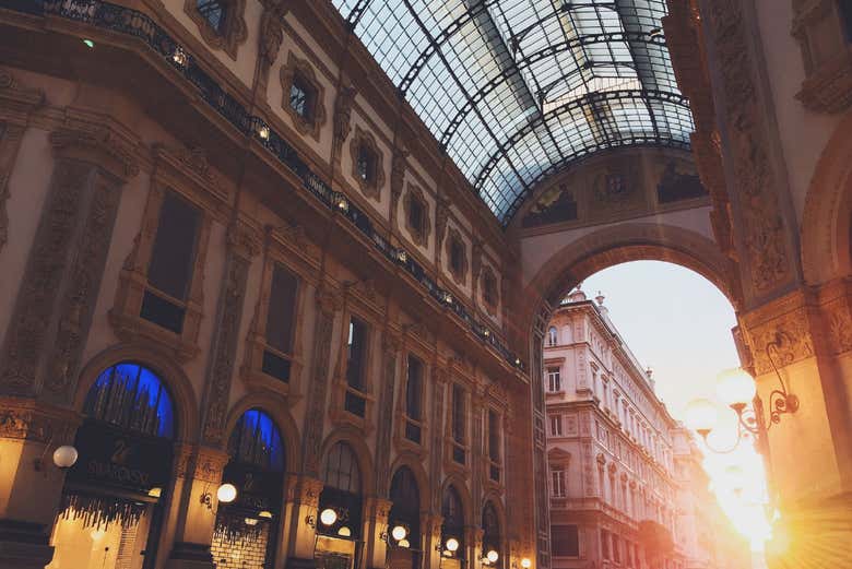 Últimos rayos del sol entrando en la Galería Vittorio Emanuele