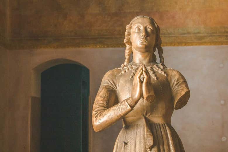 Una escultura dentro del castillo