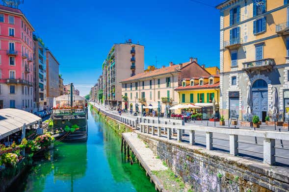 Paseo en barco por los canales de Navigli con aperitivo