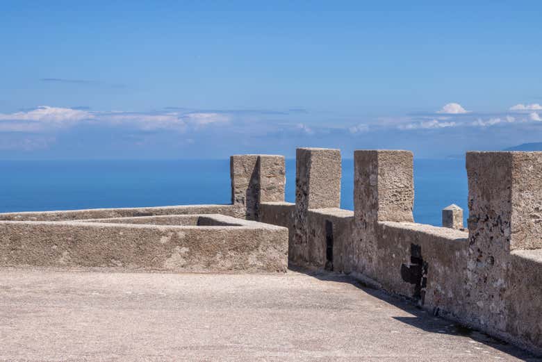 Vue sur la mer au sommet de la citadelle de Milazzo