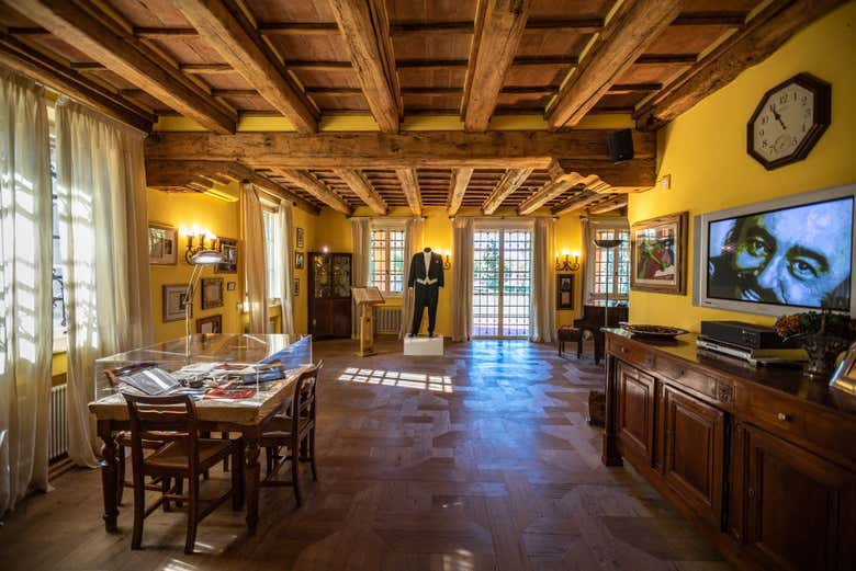 Explore Pavarotti's home