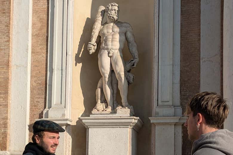 Sculpture devant le Palazzo Ducale à Modène