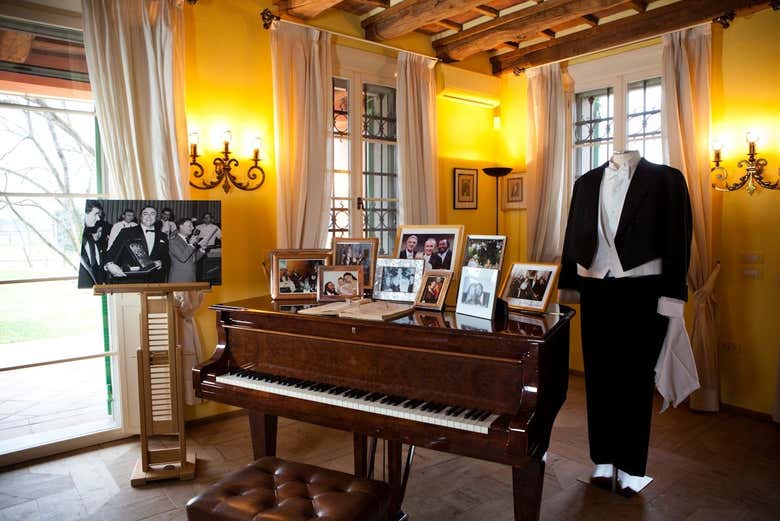 Le piano et un costume de la maison-musée Luciano Pavarotti