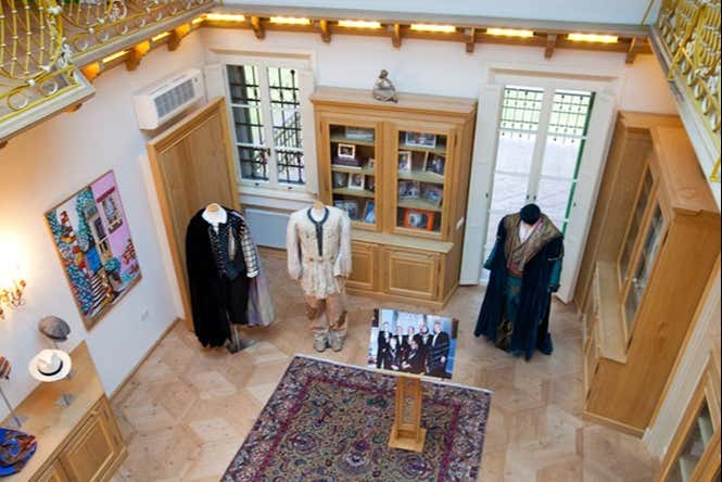 Différents costumes et peintures de la maison-musée
