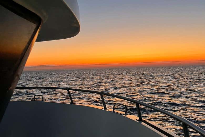 Observando o pôr do sol do barco