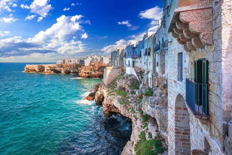 As casas de Polignano em frente ao mar