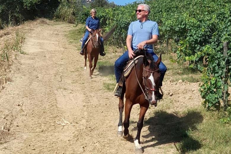 Disfrutando la ruta a caballo en pareja