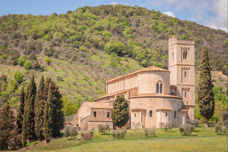 Admirez la vue sur l'abbaye de Sant'Antimo