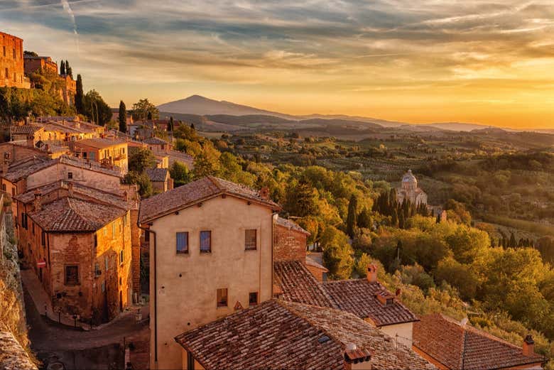 Montepulciano entre viñedos al atardecer