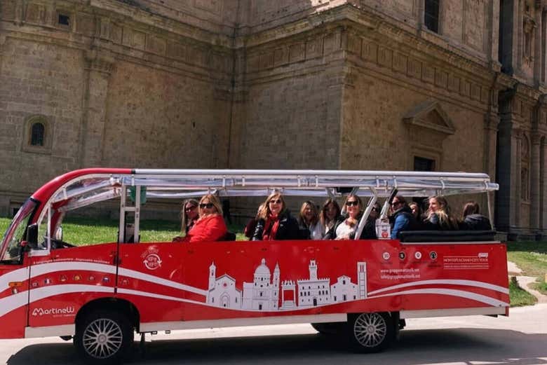 Pasando frente al imponente Templo de San Biagio