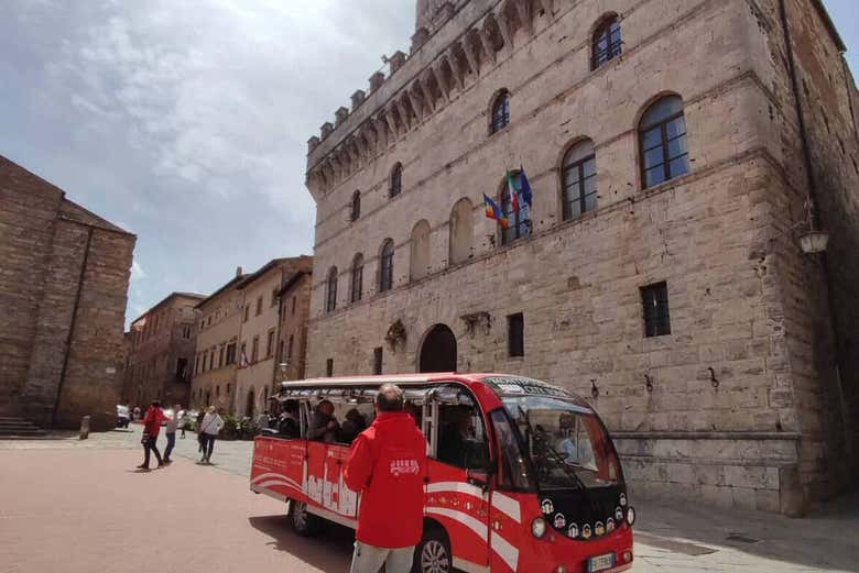 Recorriendo el centro histórico en el autobús turístico