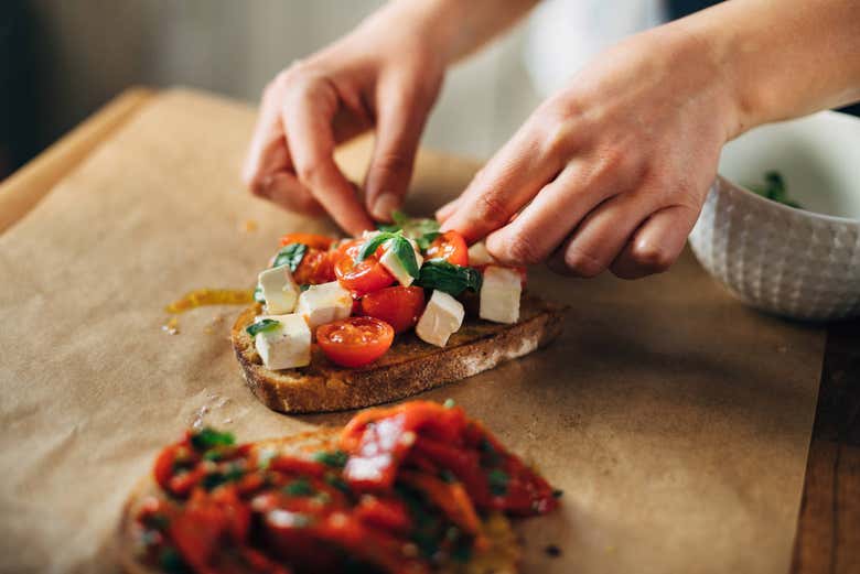 Aprendiendo a elaborar unas típicas bruschettas