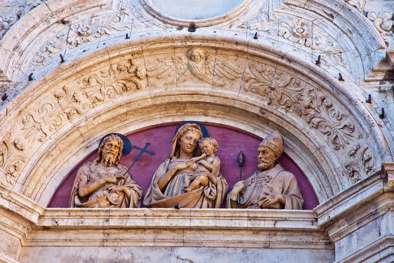 Observando los detalles de mármol en la iglesia de Sant’Agnese