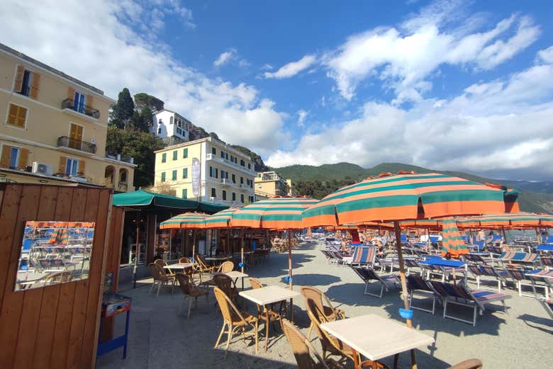 Lettini e ombrelloni di uno stabilimento balneare