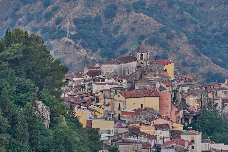 Panoramica del borgo di Motta Camastra