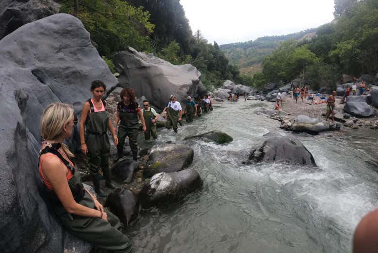 Traversez le lit de la rivière