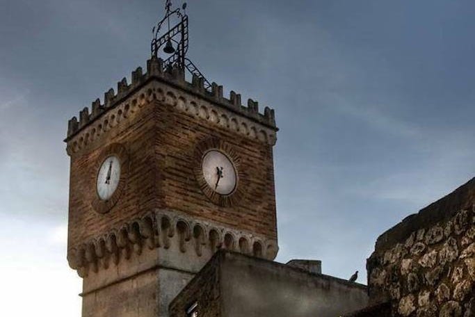Admirando a Torre do Relógio de Mussomeli