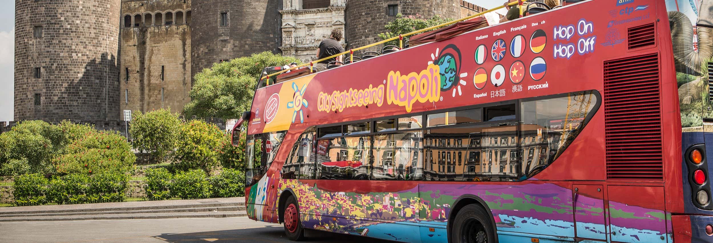 Autobús turístico en Nápoles
