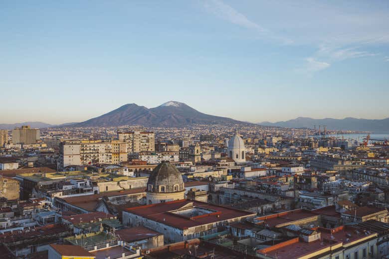  Nápoles con el imponente volcán Vesubio de fondo