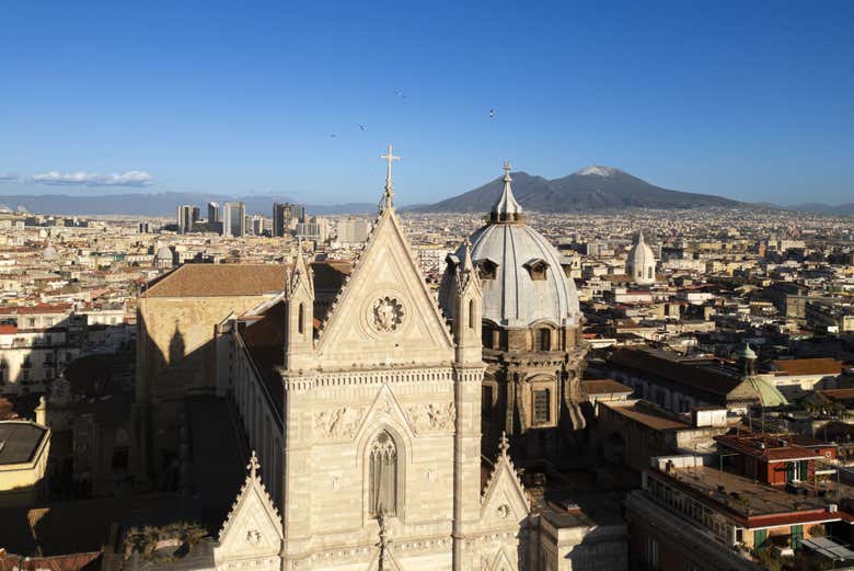 Catedral de Nápoles con el Vesubio 