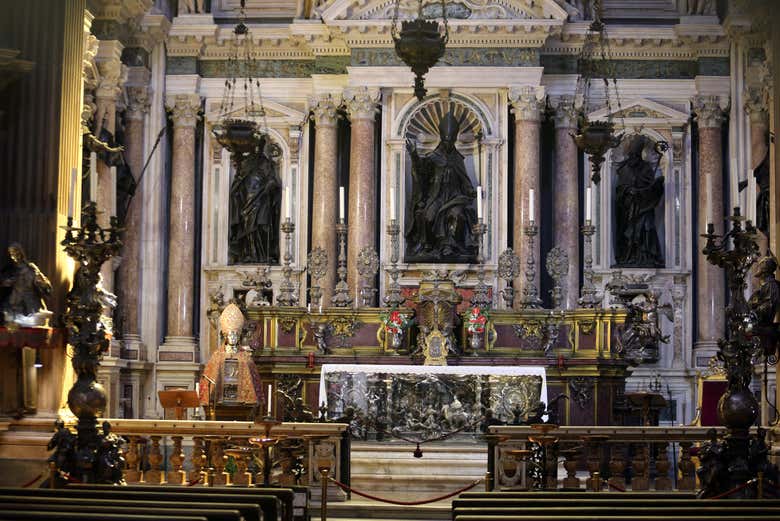 Recorriendo la Capilla Real del Tesoro de San Genaro