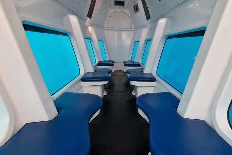 Los asientos en el interior del semisubmarino
