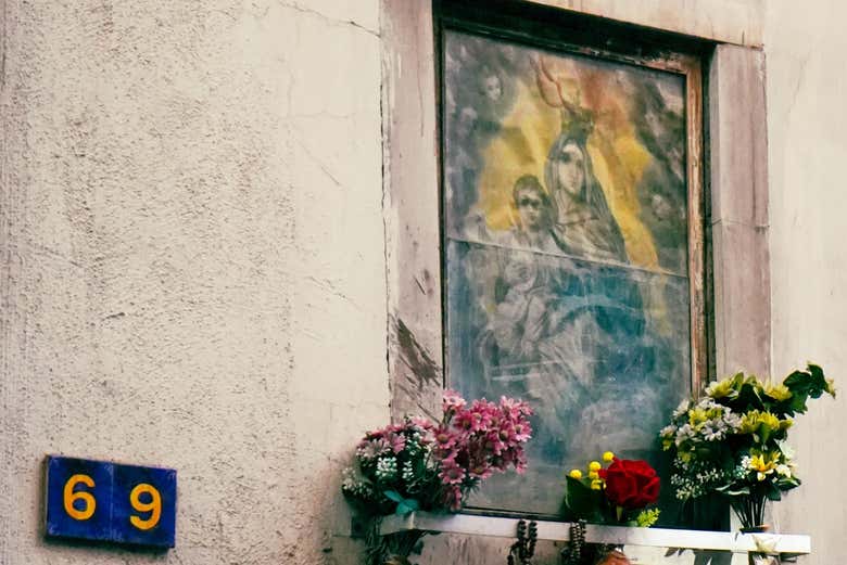 Edículos votivos en los edificios del barrio de Sanitá