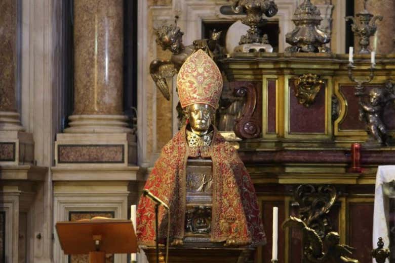 San Gennaro dentro de la catedral