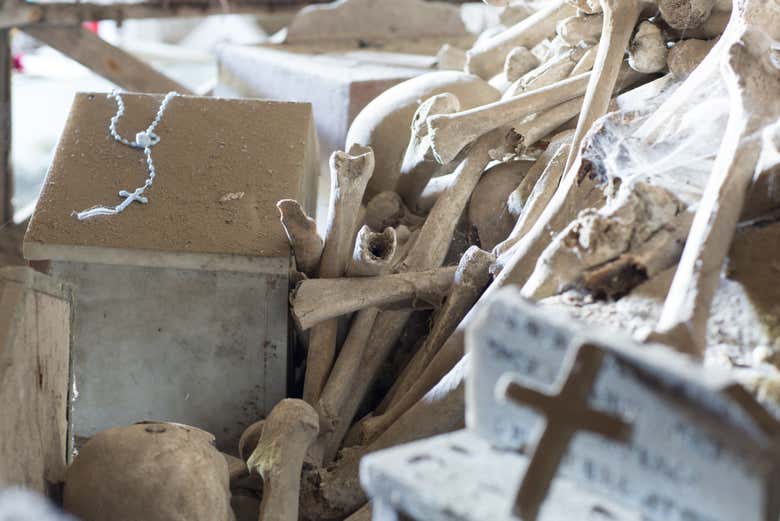 Huesos apilados en el cementerio