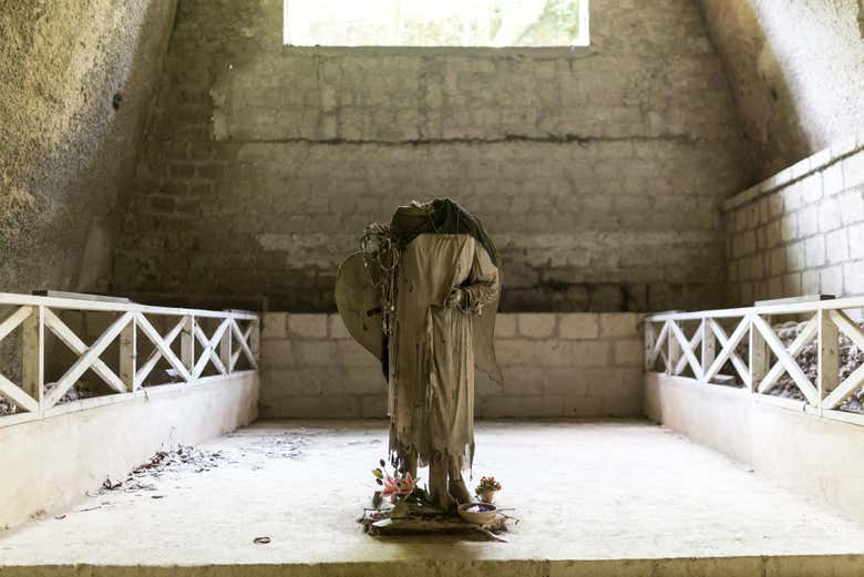 Una estatua sin cabeza en el cementerio delle Fontanelle 