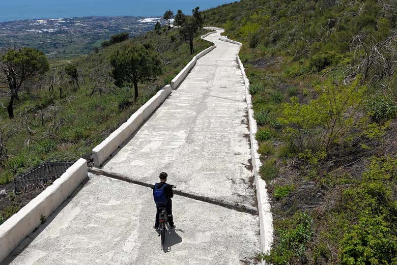 Andando de bicicleta pelas trilhas do Vesúvio
