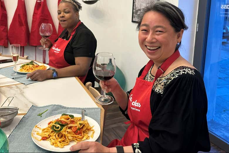 Vin et bonne ambiance pendant le cours de cuisine !