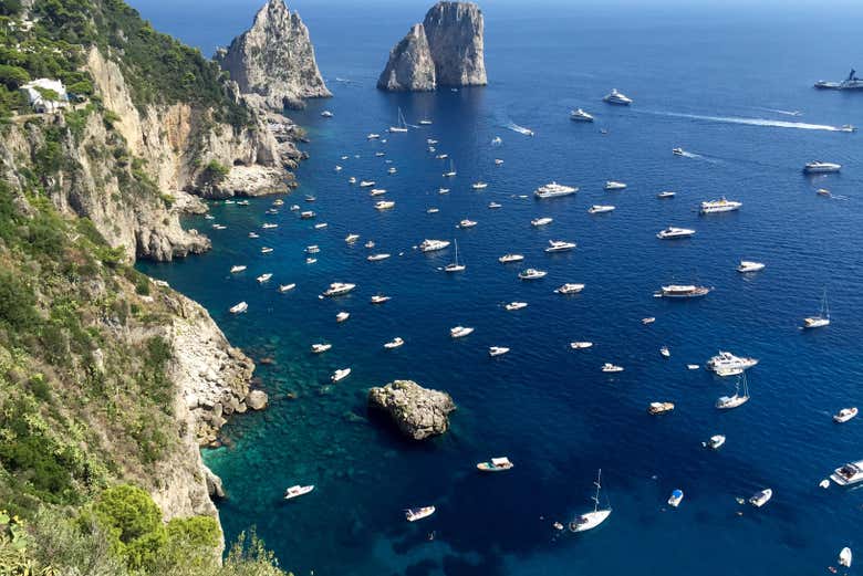 Los famosos Faraglioni de Capri