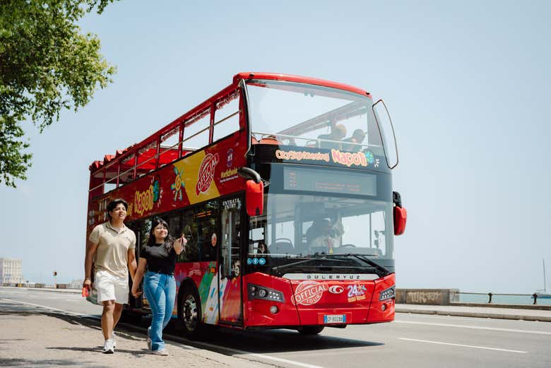 El bus turístico es la mejor opción para recorrer Nápoles
