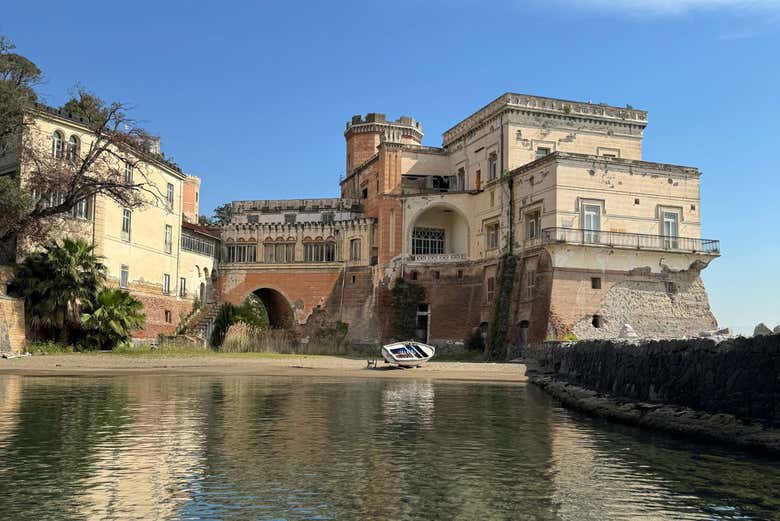 Passez devant l'un des bâtiments historiques de Posillipo
