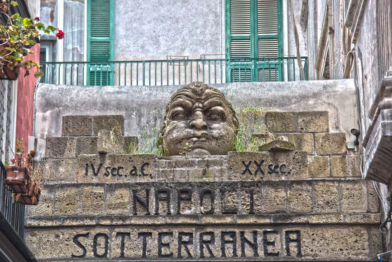 Entrada dos túneis subterrâneos Nápoles