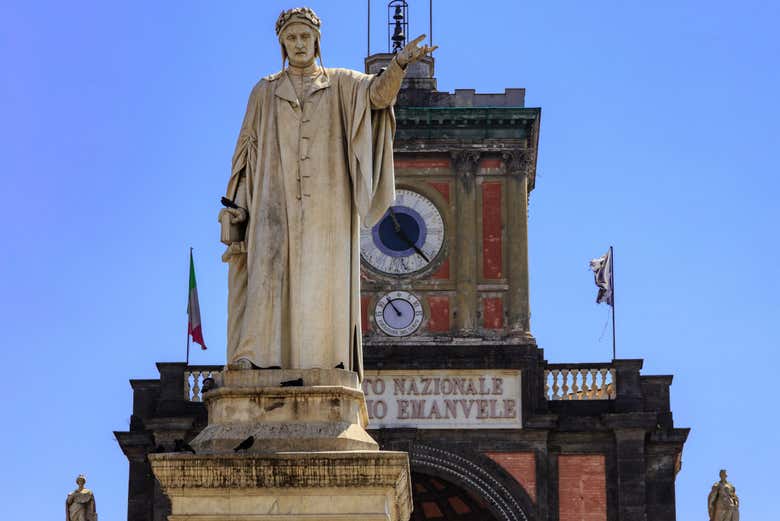 Escultura de Dante Alighieri