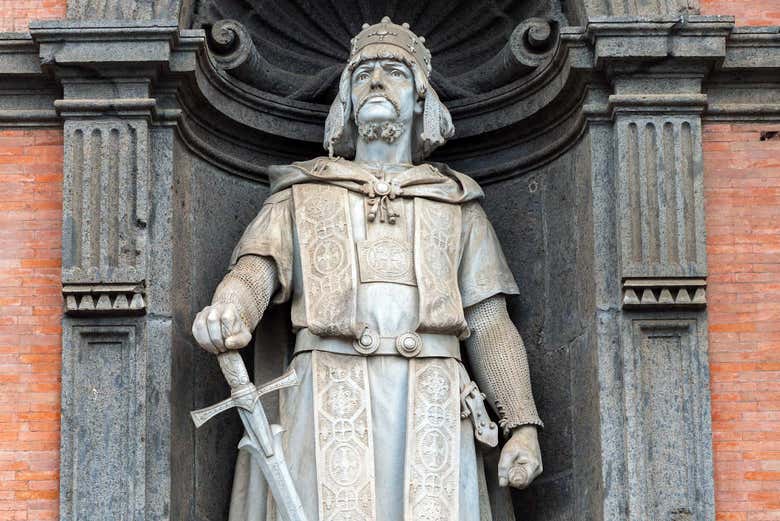 Scultura della facciata del Palazzo Reale