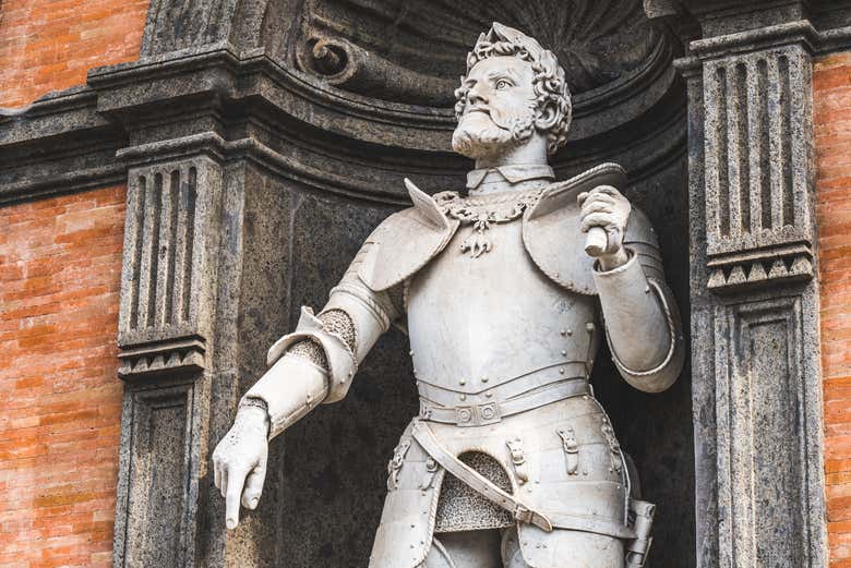 Contemplando le sculture del Palazzo Reale di Napoli